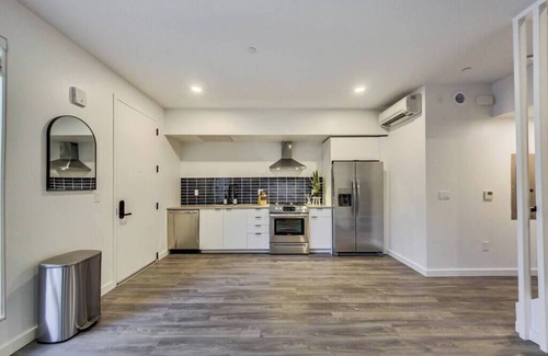 East Peralta Apartamento | Brand New Unique Studio Suite Near Downtown!