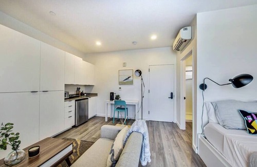 East Peralta Apartamento | Brand New Unique Studio Suite Near Downtown!