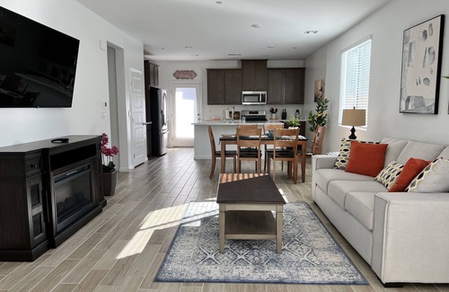 Henderson Casa | Brand new & Stylish home ~ 5★ Location, close to the strip