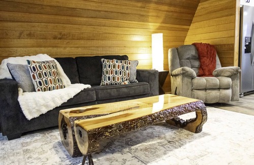 Jones Mills Cabina | Brand New! The Fox Hill Cabin: Where Country Charm Meets Town Convenience!
