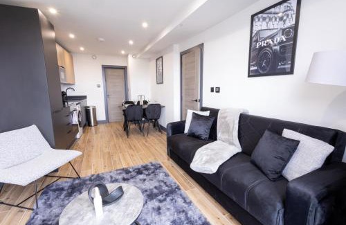 Borehamwood Apartamento | Brand-New Top-Floor Flat with Stunning Balcony & Parking