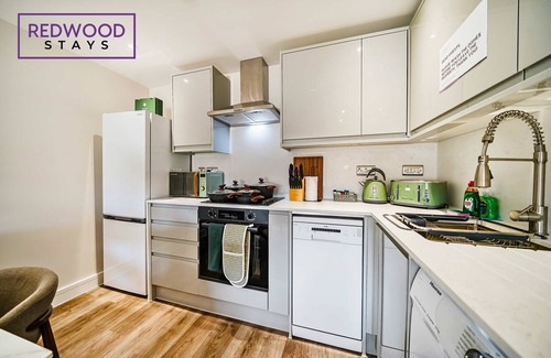 Rushmoor District Apartamento | Brand New | Town Center | FREE WiFi | 58 Inch TV