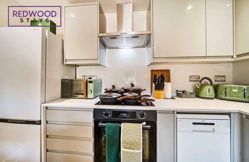 Rushmoor District Apartamento | Brand New | Town Center | FREE WiFi | 58 Inch TV