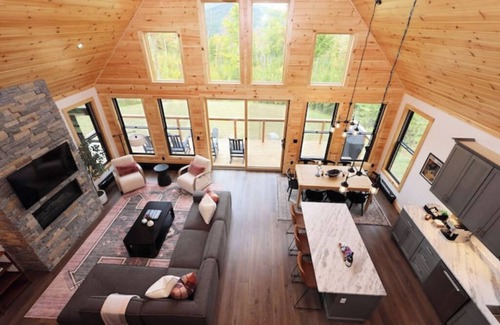 Sunday River Area Chalet De Esquí | Brand New. Views! Hot Tub. Sleeps 14. Kid Friendly