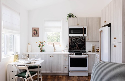 Campbell River Casa | Brass Apple Cottage | Stylish, New, A/C & Wi-Fi