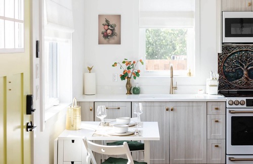 Campbell River Casa | Brass Apple Cottage | Stylish, New, A/C & Wi-Fi