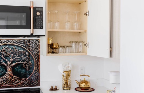 Campbell River Casa | Brass Apple Cottage | Stylish, New, A/C & Wi-Fi