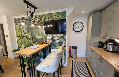 Auchengray Casa | Braveheart Haven: 4BD Retreat with Hot Tub