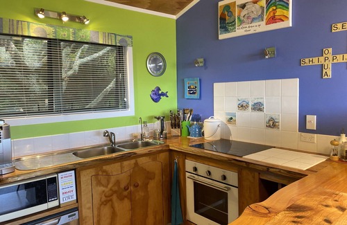 Ahipara Casa | "Breakview" - quiet, comfortable bach with a spa pool, for families and surfers.