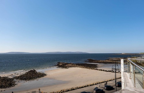Galway Apartamento | Breath-taking sea view apartment in Heart of Salthill, Galway