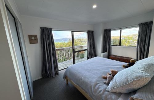 Cable Bay Casa | Breathtaking Bay Views & Walk to Coopers Beach