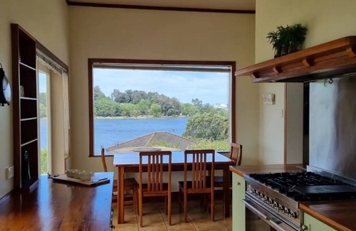 Frankton Casa | Breathtaking Hamilton Lake Views