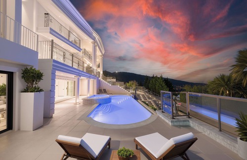 West Vancouver Casa | Breathtaking Ocean Views Palace with Hot Tub & Pool
