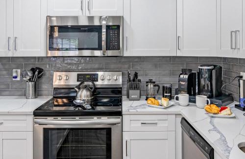 Terrace Park Casa | Breathtaking & Renovated Tampa Heated Pool House
