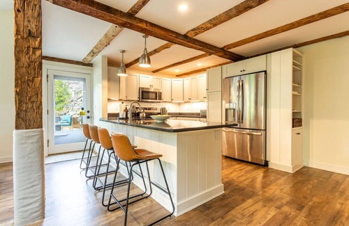 Bridgewater Apartamento | Breathtaking Riverfront Farmhouse w/Mountain Views