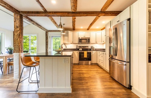 Bridgewater Apartamento | Breathtaking Riverfront Farmhouse w/Mountain Views