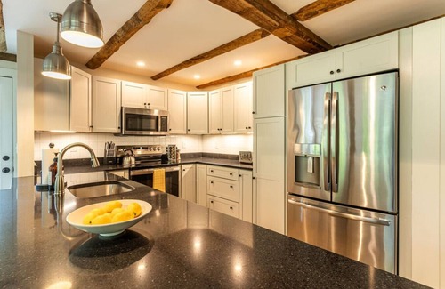 Bridgewater Apartamento | Breathtaking Riverfront Farmhouse w/Mountain Views