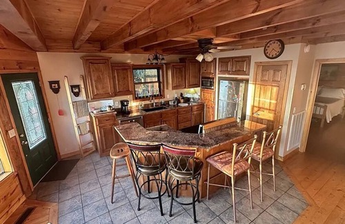 Pelham Cabina | Breathtaking View of Pelham!