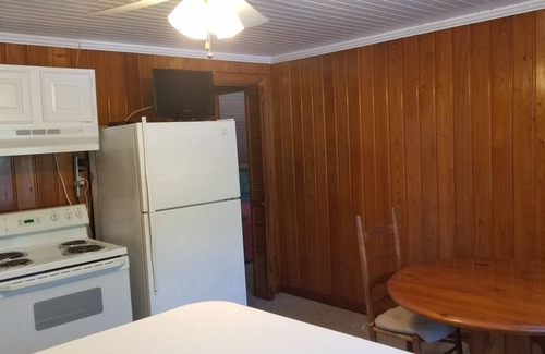 Ocean Isle Beach Apartamento | Canal Intracoastal Apt 2 BR / 1 BA Capacidad para 6 WiFi Ropa de cama Cocina completa TV por cable