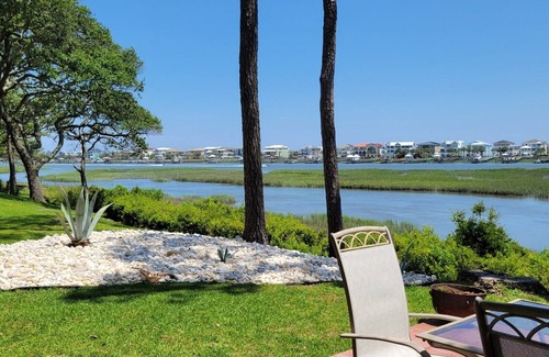 Ocean Isle Beach Apartamento | Canal Intracoastal Apt 2 BR / 1 BA Capacidad para 6 WiFi Ropa de cama Cocina completa TV por cable