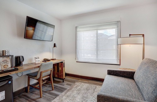 Warrior's Mark Apartamento | Breckenridge Hotel Room | King Bed & Cozy Lounge