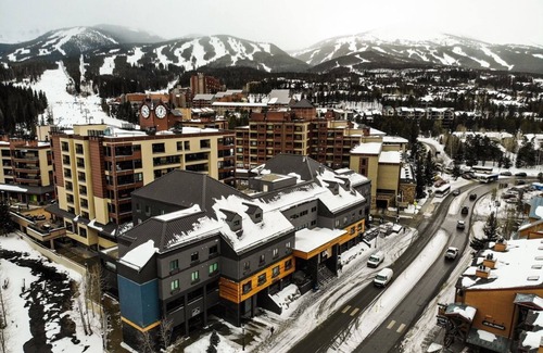 Warrior's Mark Apartamento | Breckenridge Hotel Room | King Bed & Cozy Lounge