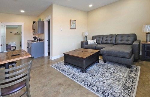 Grove City Apartamento | Breckenridge Suites #1 - Charming 1-Bedroom Suite near Grove City Memorial Park