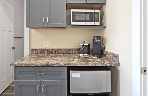 Grove City Apartamento | Breckenridge Suites #1 - Charming 1-Bedroom Suite near Grove City Memorial Park