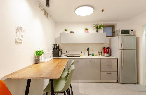 Kerem HaTeimanim Apartamento | BreezHouse Jonah Beach 10 BR Underground Apartment