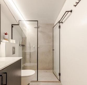 Kerem HaTeimanim Apartamento | BreezHouse Jonah Beach 10 BR Underground Apartment