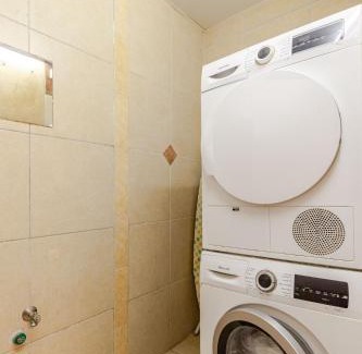 Kerem HaTeimanim Apartamento | BreezHouse Jonah Beach 10 BR Underground Apartment