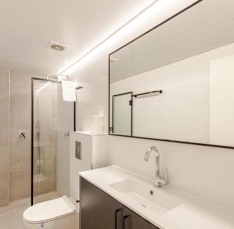 Kerem HaTeimanim Apartamento | BreezHouse Jonah Beach 10 BR Underground Apartment