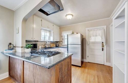 Golden Apartamento | Brick Bungalow in Downtown Golden! HUGE YARD!