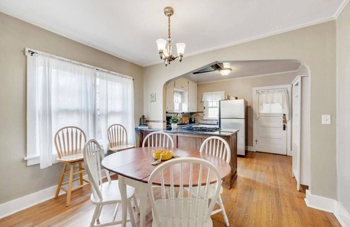 Golden Apartamento | Brick Bungalow in Downtown Golden! HUGE YARD!