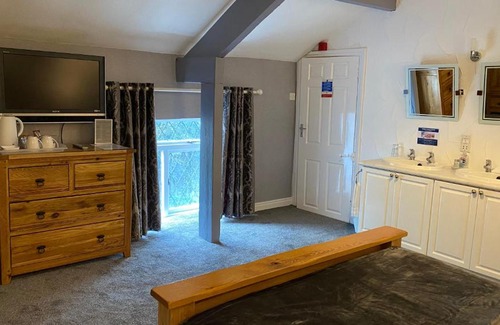 Oulton Casa | Bridge Farm Hotel
