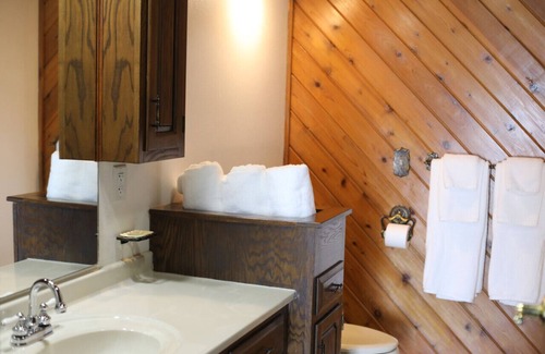 Tomahawk Cabina | Bridge Inn Suite201 Kitchen HotTub1King 2 Sofabeds