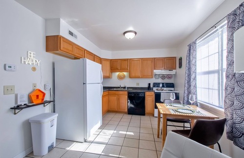 Kokomo Apartamento | Bright 1 bedroom apartment, close to shops and highway