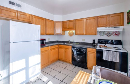 Kokomo Apartamento | Bright 1 bedroom apartment, close to shops and highway