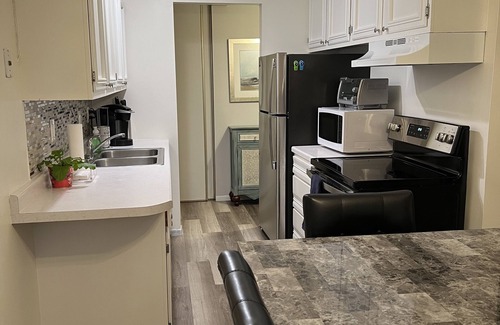 St. Louis Park Condominio | Bright 2 bd in St Louis Park!Great location West End shopping + restaurants.