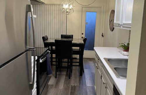 St. Louis Park Condominio | Bright 2 bd in St Louis Park!Great location West End shopping + restaurants.