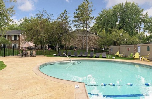 St. Louis Park Condominio | Bright 2 bd in St Louis Park!Great location West End shopping + restaurants.