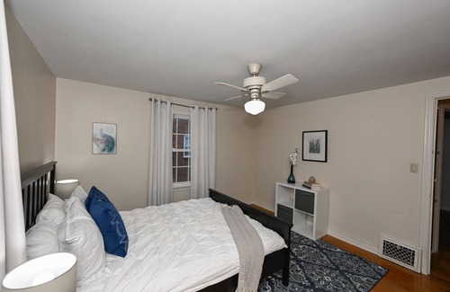 Cuyahoga Falls Casa | Bright 2 Bd Perfect for Traveling Professionals!