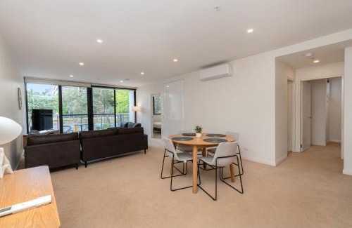 Lyneham Apartamento | Bright 2-Bed Flat Near City Amenities
