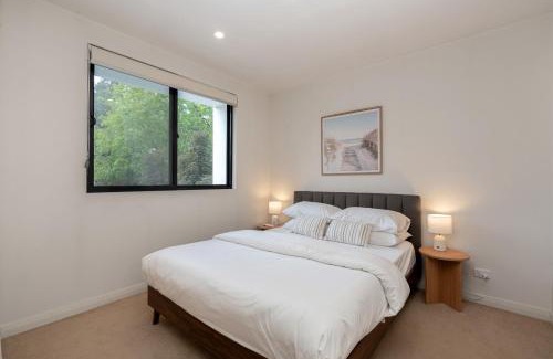 Lyneham Apartamento | Bright 2-Bed Flat Near City Amenities