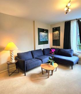 Lower Lonsdale Apartamento | Bright 2BR Close to Seabus, and Lower Lonsdale
