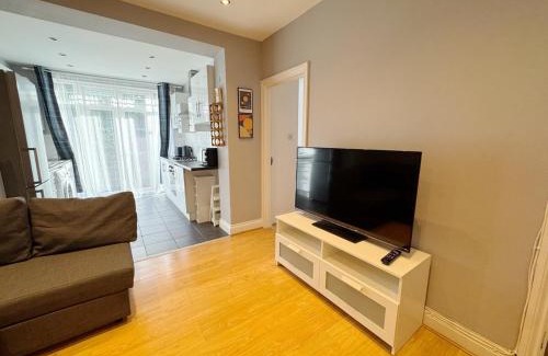 Hanger Hill Apartamento | Bright 2BR Flat in West London with Outdoor Space