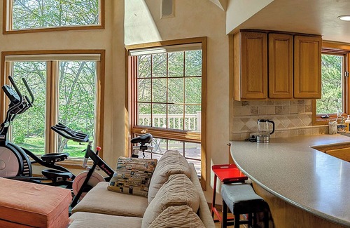 Plymouth Meeting Casa | Bright 3-bed "Tree Fort" home in Ply Mtg for OCT 1: WiFi, fItness, 30-day min