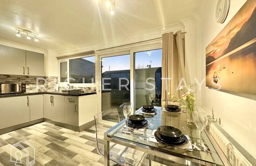 Tilbury Casa | Bright 3-Bedroom House | Driveway & Garden
