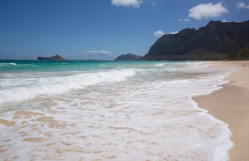 Waimanalo Casa | Bright 3-bedroom tropical house in Waimanalo Beach Lots