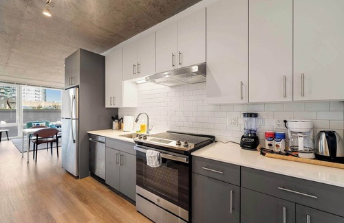 River North Hotel | Bright 4BR Apartment Near Lincoln Park Zoo